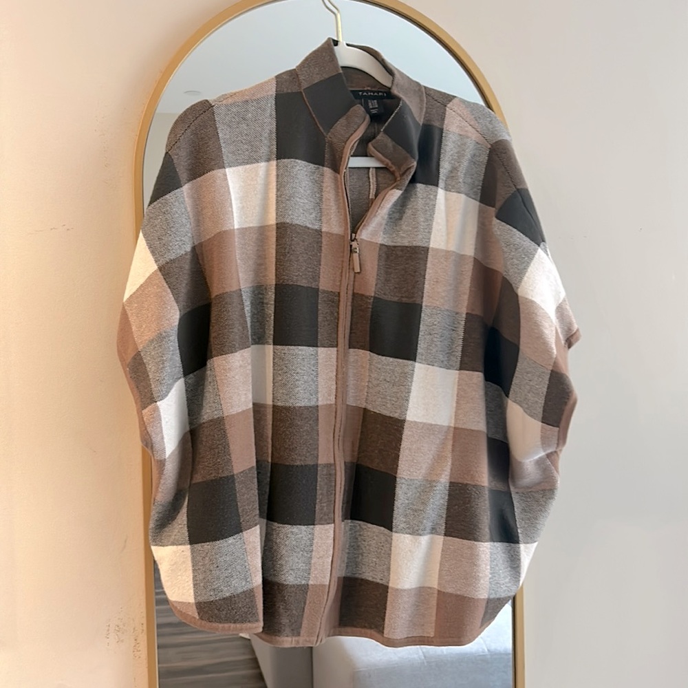 Tahari zip up Shaw sweater oversized S/M super trendy and cute